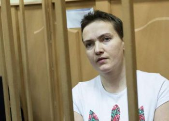 К Надежде Савченко приходит священник