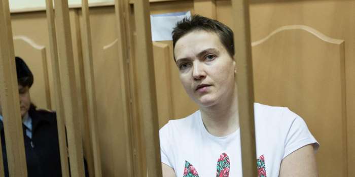 К Надежде Савченко приходит священник