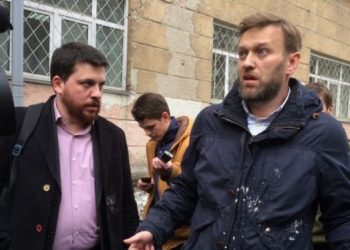 Неизвестные в Новосибирске забросали Навального пирожными