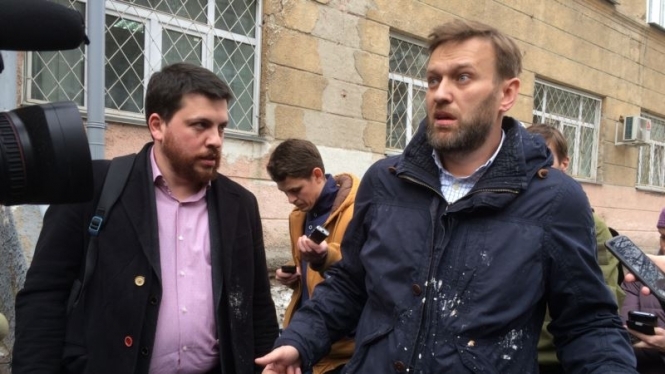 Неизвестные в Новосибирске забросали Навального пирожными