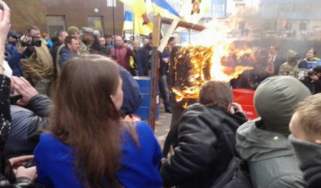 В Одессе активисты пытались взять штурмом Генконсульство Российской Федерации