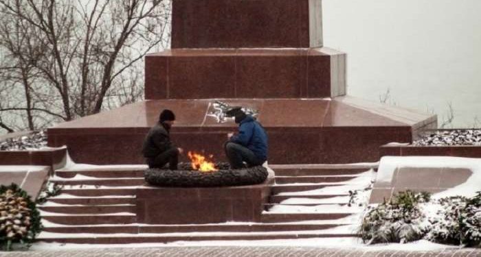 В Одессе задержали мужчин, жаривших мясо на Вечном огне