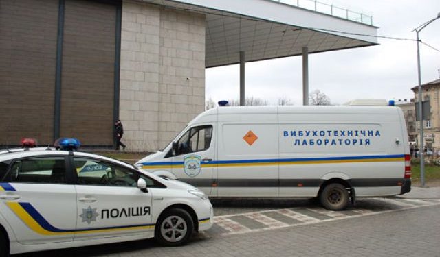 В одесской школе оперативники ищу бомбу