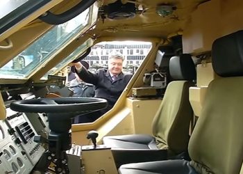 Порошенко в Харькове испытал новый БТР
