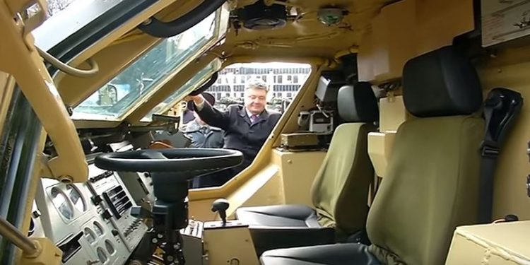 Порошенко в Харькове испытал новый БТР