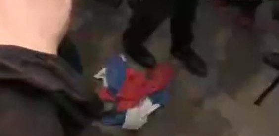 Парасюк сорвал флаг с консульства России во Львове