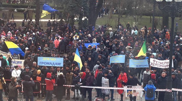 Возле ВР собрался митинг аграриев