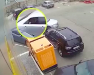 В Киеве грабят машины с помощью рогатки