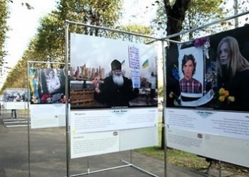 В Риге оштрафовали вандала, уничтожившего часть выставки «Люди Майдана»