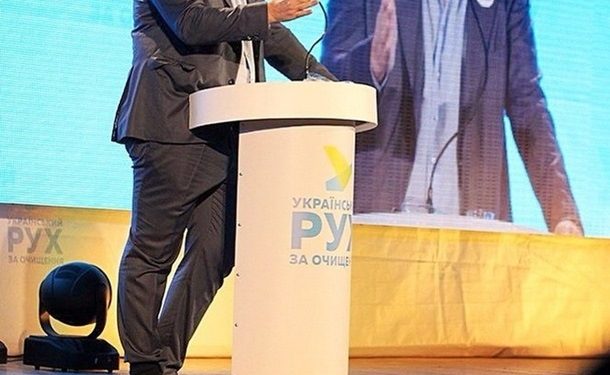 На форуме в Днепропетровске Саакашвили заправил брюки в носок