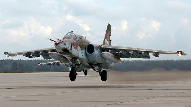 В сети появилось видео падения Су-25 на посёлок