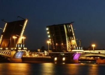 В Петербурге здание консульства Украины забросали файерами