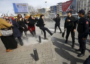 В Стамбуле оперативники обстреляли митинг женщин, собравшихся отмечать 8 марта