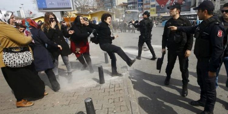 В Стамбуле оперативники обстреляли митинг женщин, собравшихся отмечать 8 марта