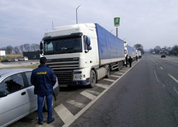 В Сумской области активисты блокируют движение российских фур