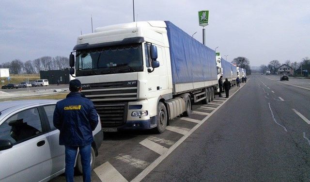 В Сумской области активисты блокируют движение российских фур