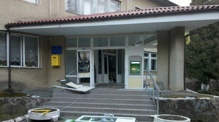 В прикарпатском райцентре взорвали вход в поликлинику