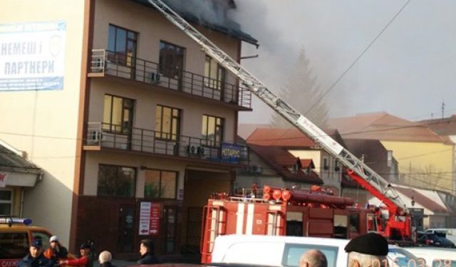 Здание с офисами вспыхнуло в Ужгороде