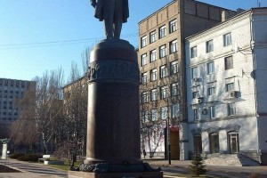 В Донецке неизвестные возложили цветы к памятнику Шевченко