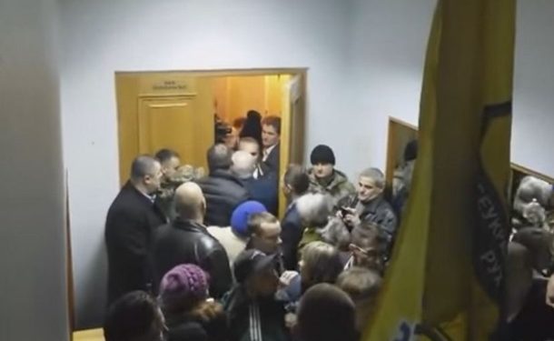 Участники «валютного майдана» ворвались в ВР
