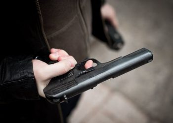 Оперативник в Запорожской области травмировался во время сдачи оружия