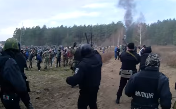 Опубликовано видео столкновения копателей янтаря и правоохранителей в Ровенской области