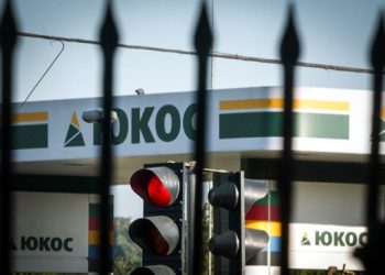 Гаагский суд принял решение по выплате Россией 50 млрд долл. экс-акционерам "ЮКОСа"