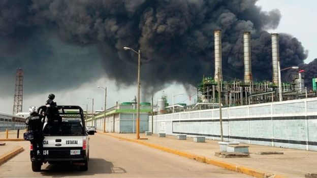 136 человек пострадали при взрыве на заводе Pemex в Мексике