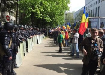 В столкновениях с протестующими в Кишиневе пострадали 14 полицейских