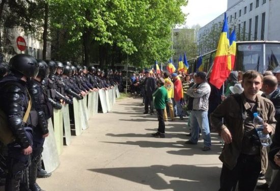 В столкновениях с протестующими в Кишиневе пострадали 14 полицейских