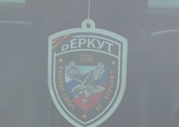 Киевский полицейский возит в своем авто сепаратистский шеврон - видео