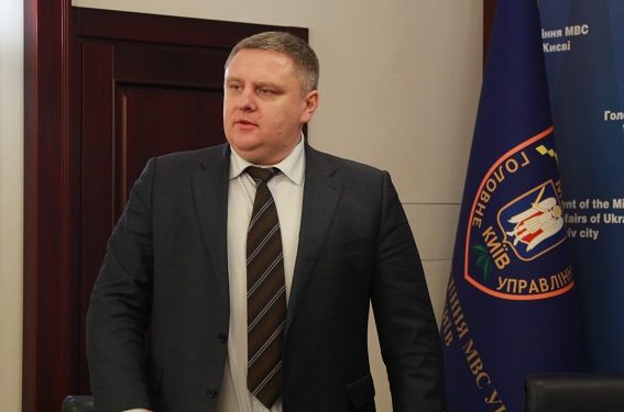 Начальник киевской полиции уволил офицера, возившего в машине сепаратистский шеврон