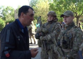 Жители Лиманска не дали бойцам "Азова" снести памятник Ленину, - видео