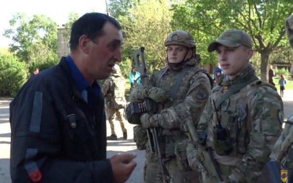 Жители Лиманска не дали бойцам "Азова" снести памятник Ленину, - видео