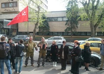 Московские "патриоты" напали на школьников с яйцами и зеленкой