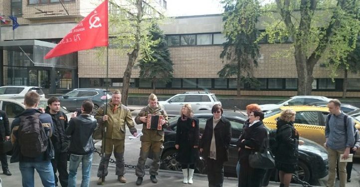 Московские "патриоты" напали на школьников с яйцами и зеленкой