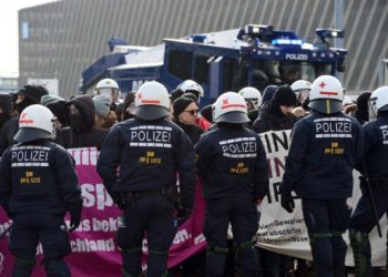 Несколько сотен демонстрантов задержаны в Штутгарте в Германии