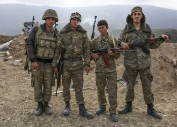В Нагорном Карабахе идут бои с тяжелой артиллерией
