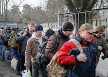 Весной в армию призовут 16 тысяч человек, - СМИ