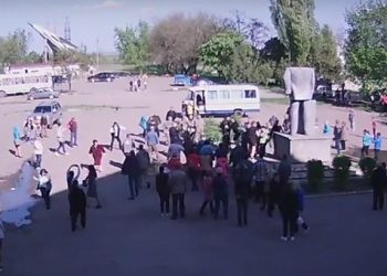 Жители поселка под Одессой дрались с «Азовом» из-за Ленина