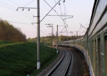Под Днепропетровском поезд протаранил машину