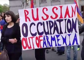 В Ереване забросали яйцами посольство Российской Федерации