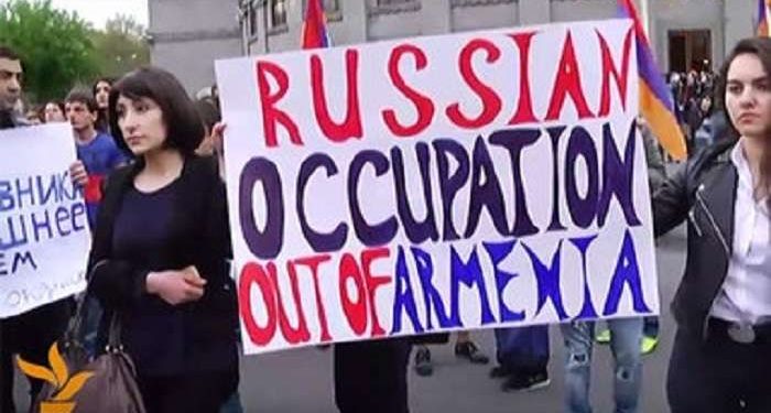 В Ереване забросали яйцами посольство Российской Федерации