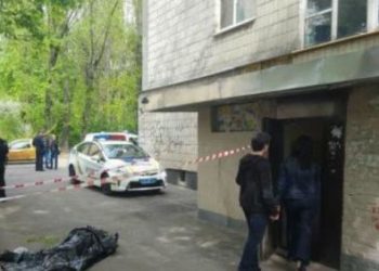 Известный политолог выбросился из окна