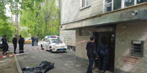 Известный политолог выбросился из окна