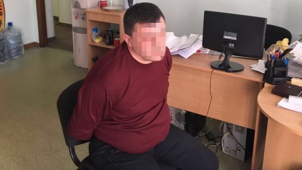 Киевский фискал пытался выбросить взятку в канализацию, - пресса