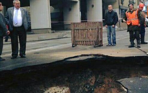 Обвал дороги в Киеве: перекрыто движение автотранспорта