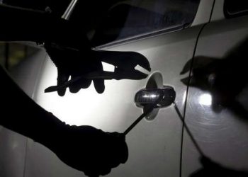 В Киеве с территории райуправления полиции угнали элитные авто