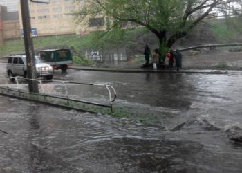 В Киеве сильный ливень затопил дороги