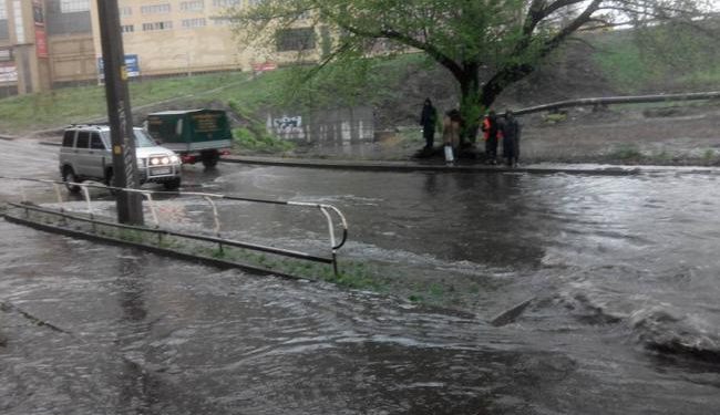 В Киеве сильный ливень затопил дороги